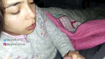 আমি আমার স্বামীর জমে থাকা সব দুধ গিলে ফেলছি - বাঁড়া দিয়ে জিহ্বা দেখাচ্ছি